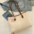 Sac fourre-tout beige et marron minimaliste avec pendentif en peluche rose chic - Avec Pendentif / Blanc Cassé