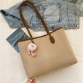 Grand sac cabas beige minimaliste avec anses marron et breloque en peluche rose - Avec Pendentif / Khaki