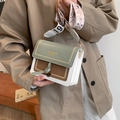 Bolso cuadrado retro en bloques de color verde y café con correa ancha de copos - Verde