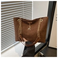 Detalle del bolso tote grande con cadena dorada y colgante de metal en forma de ciervo - Marrón