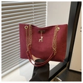 Detalle de bolso tote de ante burdeos con cadena dorada y colgante de ciervo - Rojo