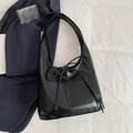 Borsa tote nera minimalista in pelle con dettaglio fiocco su superficie testurizzata - Nero