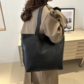 Grand sac cabas noir minimaliste en texture cuir porté à l'épaule pour femme - Noir