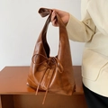 Borsa tote marrone caramello con fiocco in pelle e design capiente a tracolla - Marrone
