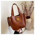 Détail du sac en cuir marron vintage avec logo en métal doré et bandoulière réglable - Marron