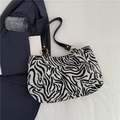 Grande borsa tote zebrata con spalline in pelle e dettagli in anello metallico - Zebra Print