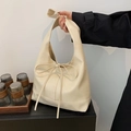 Borsa a spalla color crema con fiocco, finitura lucida e tracolla larga di tendenza - Bianco