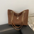 Dunkelbraune Shopper-Tasche aus Wildlederimitat mit Goldkette und Hirsch-Anhänger - Braun