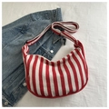 Detail van rood-wit gestreepte canvas halvemaanvormige tas met verstelbare riem en ritssluiting - Rood