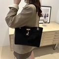 Große schwarze matte Tote-Tasche mit goldenem Hirsch-Anhänger und Kettenschultergurt - Schwarz