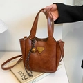 Braune Vintage-Tasche aus Kunstleder mit Gold-Logo und dekorativem Glockenanhänger - Braun (Mit Anhänger)