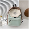 Dettaglio dello zaino in nylon a tre colori con tasca frontale e logo montano - Verde Piccolo
