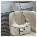 Nahaufnahme der cremefarbenen Hobo-Bag mit Silberschnalle und Reißverschlussdetails - Weiß