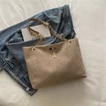 Braune Shopper-Tasche aus Wildleder mit Kettenriemen und goldenem Hirsch-Anhänger - Khaki