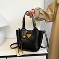 Minimalistische schwarze Ledertasche mit goldenem Logo und gewebtem Anhänger - Schwarz (Mit Anhänger)