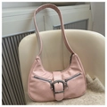 Nahaufnahme der hellrosa Hobo-Tasche mit Silberschnalle und Reißverschluss-Details - Rosa