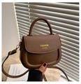 Detail van de donkerbruine leren crossbodytas met gouden belettering en elegant handvat - Donkerbruin