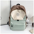 Primer plano de mochila tricolor con logo de montaña y accesorio de felpa suave - Bolso Individual / Verde / L