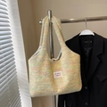 Borsa tote in maglia peluche a righe arcobaleno in colori pastello con etichetta - Giallo