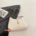Sac croissant en cuir PU blanc crème avec fermoir métallique doré et détail de chaîne - Blanc