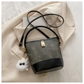 Detail der Vintage-Eimertasche aus Canvas mit Lederbesatz, Metallverschluss und Anhänger - Ohne Anhänger / Dunkelbraun