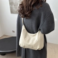 Sac hobo minimaliste en cuir beige avec logo tendance porté à l'épaule pour femme - Sans Pendentif / Blanc