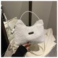 Dettaglio della borsa a mezzaluna in finta pelliccia bianca con placca in metallo - Bianco (Senza Ciondolo)