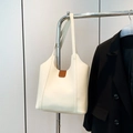 Detalle del bolso tote de cuero blanco crema con toque marrón y correas dobles - Blanco