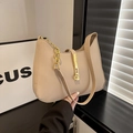 Sac sous le bras beige en similicuir lisse avec chaîne dorée et fermoir vertical chic - Kaki
