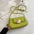 Sac baguette minimaliste vert avocat avec grande boucle dorée et bandoulière nouée - Vert
