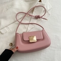 Sac baguette chic en cuir rose avec boucle dorée et fines lanières de style français - Rose