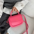 Sacoche rose en similicuir avec poignée dorée et bandoulière pour femme élégante - Rose