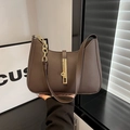 Dunkelbraune matte Unterachseltasche aus Kunstleder mit goldener Metallschnalle und Kette - Braun