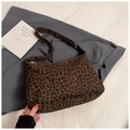 Detailansicht der Canvas-Tasche mit Leopardenmuster, Gold-Reißverschluss und Schultergurt - Braun