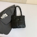 Sac fourre-tout matelassé noir en nylon brillant avec bretelles d'épaule - Noir