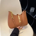 Hobo-Tasche aus PU-Leder in Karamellbraun mit Goldkette und verstellbarem Schultergurt - Gelbbraun