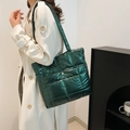 Sac à bandoulière matelassé vert foncé métallisé avec finition brillante et sangle - Vert
