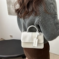 Elegante borsa a tracolla patchwork beige in pelle martellata con manico tondo - Bianco