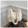 Detalle del bolso nube acolchado de nailon crema con asa plisada y bolsillos laterales - Blanco