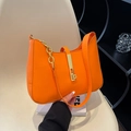 Leuchtend orangefarbene PU-Leder Achseltasche mit Goldkette und Metallschloss - Orange
