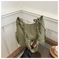 Detalle del bolso tote de nailon verde oliva con correa fruncida con diseño de nube - Verde