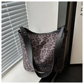 Dettaglio borsa a secchiello leopardata con tracolla larga e borchie metalliche - Nero