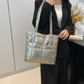 Grand sac fourre-tout argenté matelassé avec bretelles et fermeture à pression - Doré