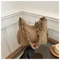 Detalle de bolso tote de nailon caqui con correas plisadas y bolsillos laterales de cordón - Caqui