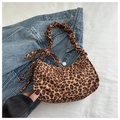 Detalle del bolso de leopardo con asa plisada sobre una chaqueta de mezclilla - Leopardo Marrón