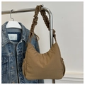 Detail der Hobo-Tasche mit plissiertem Schultergurt und dekorativer Schleife in Braun Nylon - Khaki