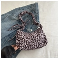 Detalle del bolso baguette con estampado de leopardo, asa fruncida y lazos decorativos - Leopardo Negro