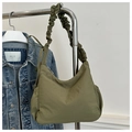 Detail der olivgrünen Nylon-Hobo-Tasche mit gefaltetem Trageriemen und Kordelzugtaschen - Grün