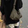 Grand sac hobo en toile imprimé léopard avec bandoulière réglable sur manteau noir - Marron