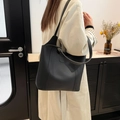 Bolso tote minimalista de cuero negro mate para mujer, amplio bolso de hombro diario - Negro